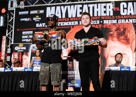 Boxer Floyd Mayweather Jr. Und Saul "CANELO" Alvarez an dem einen drücken Sie Konferenz in Los Angeles. Live am 2. Juli 2013 in Los Angeles, Kalifornien. Stockfoto