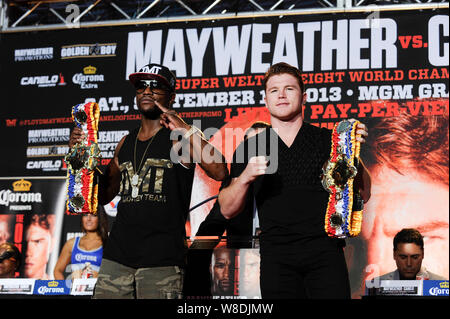 Boxer Floyd Mayweather Jr. Und Saul "CANELO" Alvarez an dem einen drücken Sie Konferenz in Los Angeles. Live am 2. Juli 2013 in Los Angeles, Kalifornien. Stockfoto