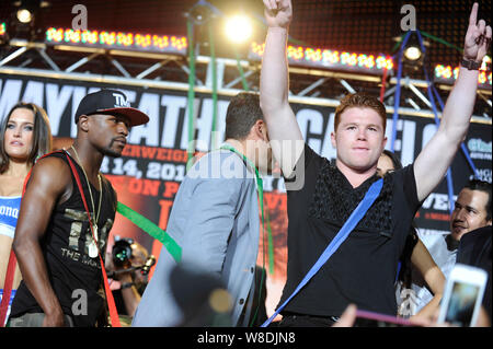 Boxer Floyd Mayweather Jr. Und Saul "CANELO" Alvarez an dem einen drücken Sie Konferenz in Los Angeles. Live am 2. Juli 2013 in Los Angeles, Kalifornien. Stockfoto