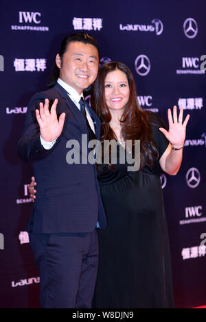 ------ Rentner chinesischen Tennis star Li Na, rechts, und ihr Ehemann Jiang Shan Welle auf dem roten Teppich für den Laureus World Sports Awards, Shanghai 2015 Stockfoto