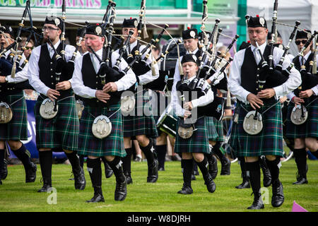 Scottish Pipe Band aus dem Massierten pipers von halkirk und Thurso im Halkirk Highland Games, Caithness, Schottland Stockfoto