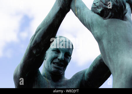 Oslo Norwegen - 22. Juni 2019: Gesicht der Bildhauerei der Mann spielt mit Kid in der Vigeland Park Stockfoto