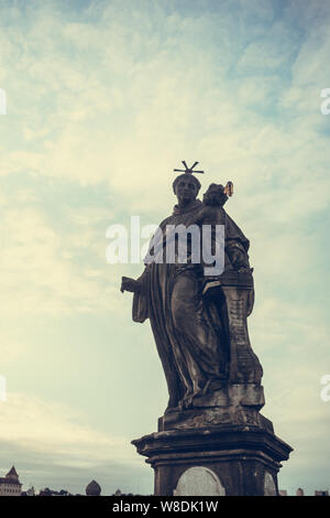 Antonius von Padua Statue auf der Karlsbrücke in Prag, Tschechische Republik. Mittelalterliche gotische Brücke, im 15. Jahrhundert fertig, die Vltava River Crossing Stockfoto