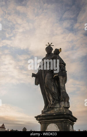 Antonius von Padua Statue auf der Karlsbrücke in Prag, Tschechische Republik. Mittelalterliche gotische Brücke, im 15. Jahrhundert fertig, die Vltava River Crossing Stockfoto