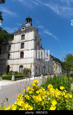 Brantome en Périgord, Frankreich. Malerische Aussicht auf den Boulevard Charlemagne, mit Brantome Mairie und die Abtei von Brantome im Hintergrund. Stockfoto