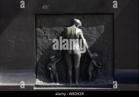 Oslo Norwegen - 22. Juni 2019: Befreiung der Frau und zwei Kinder auf der Wand des Brunnens im Vigeland Park Stockfoto