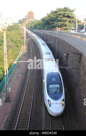 ---- Eine CRH (China Railway High speed) Bullet Zug fährt auf den Schienen in der Stadt Wuhan, Provinz Hubei im Zentrum von China, 22. September 2014. Chine Stockfoto