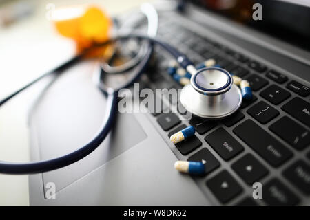 Stethoskop Kopf mit verstreuten Tabletten auf Stockfoto