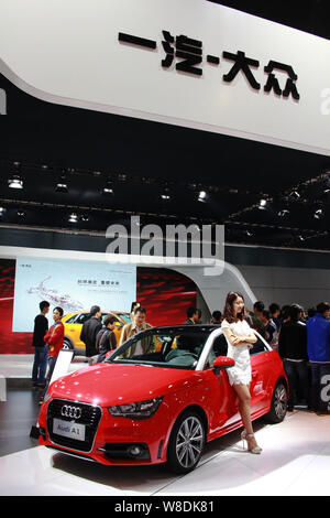 ---- Ein Modell wirft mit einen Audi A 1 bei einem Automobil Ausstellung in Stadt Haikou, South China Hainan Provinz, 22. März 2014. Audi sagte am Fr Stockfoto