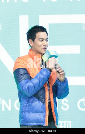 Taiwanesische Schauspieler Eddie Peng spricht bei einer Werbeveranstaltung für Adidas in Shanghai, China, 14. November 2015. Stockfoto