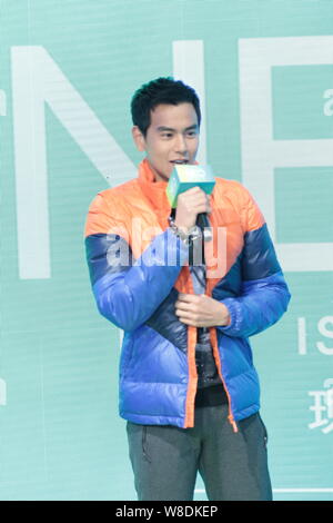 Taiwanesische Schauspieler Eddie Peng spricht bei einer Werbeveranstaltung für Adidas in Shanghai, China, 14. November 2015. Stockfoto