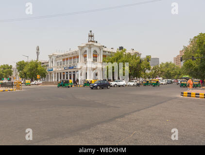 Connaught Place Verkehrsknotenpunkt und Delhi Road in New Delhi Indien Stockfoto