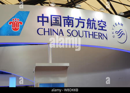 ---- Repräsentant von China Southern Airlines wird dargestellt, während einer Messe in Shanghai, China, 14. November 2014. Drei weitere Mitarbeiter in China Southe Stockfoto