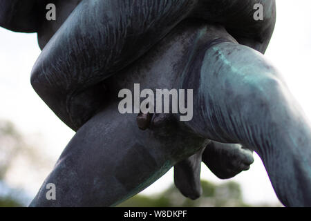 Oslo Norwegen - 22. Juni 2019: Aufnahme der Beine von culpture in der Vigeland Park Stockfoto