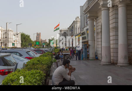 Connaught Place CP Geschäfte mit der indischen Flagge im Hintergrund in Neu-Delhi, Indien Stockfoto