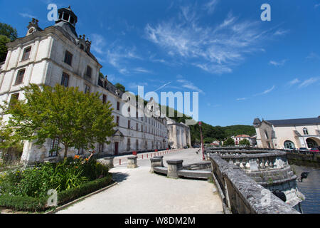 Brantome en Périgord, Frankreich. Malerische Aussicht auf den Boulevard Charlemagne durch den Fluss Dronne, mit der Abtei von Brantome auf der linken Seite. Stockfoto