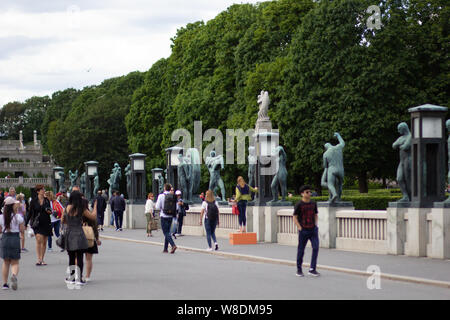 Oslo Norwegen - 22. Juni 2019: Vigeland Park, Bridge mit Blick auf den Brunnen und den Monolith mit Touristen Stockfoto