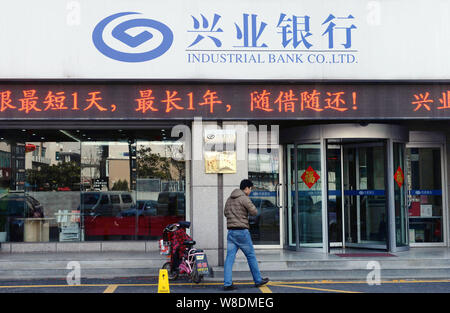 ---- Ein Kunde geht auf einen Zweig der Industrie Bank Co., Ltd. in Shanghai City, East China Provinz Shandong, 1. März 2015. Industrielle Verbot Stockfoto