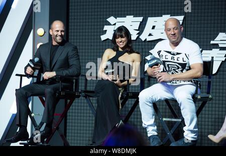 (Von links) englische Schauspieler Jason Statham, US-amerikanische Schauspielerin Michelle Rodriguez und Schauspieler Vin Diesel besuchen eine Premiere für ihren Film "Furious 7' Stockfoto
