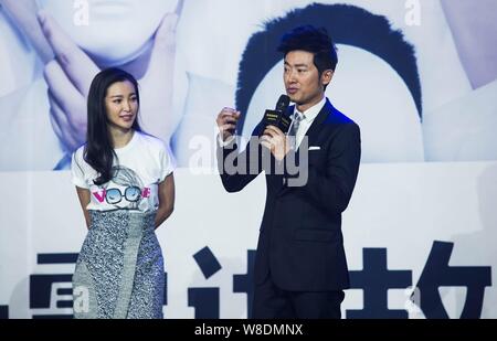 Chinesischen Film Produzenten Li Bingbing, Links, und Ren Quan eine Pressekonferenz für ihren neuen Film 'Gothic Geschichten von Zhang Zhen" in Beijing, China teilzunehmen Stockfoto