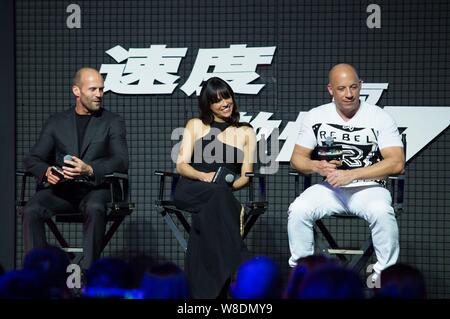 (Von links) englische Schauspieler Jason Statham, US-amerikanische Schauspielerin Michelle Rodriguez und Schauspieler Vin Diesel besuchen eine Premiere für ihren Film "Furious 7' Stockfoto
