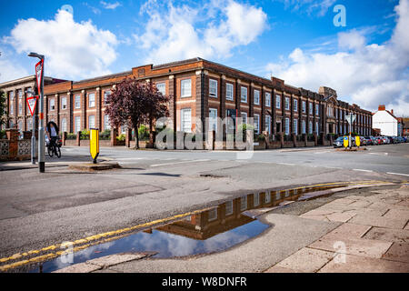 Northampton GROSSBRITANNIEN. 9. August 2019. Wetter. Nach schweren nächtlichen Regen Sonnenschein und blauen Wolken erscheinen am frühen Morgen, was im Regen Pfützen auf Christchurch Straße gegenüber Mobbs Miller Haus, eine alte Schuhfabrik in Büros. Credit: Keith J Smith./Alamy leben Nachrichten Stockfoto