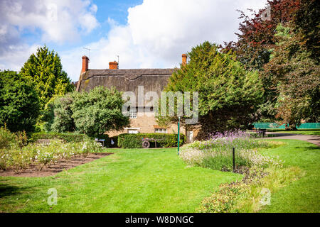 Northampton GROSSBRITANNIEN. 9. August 2019. Wetter. Nach schweren nächtlichen Regen Sonnenschein und blauen Wolken erscheinen am frühen Morgen in Abinton Park über dem Reetdachhaus in der oberen Park. Credit: Keith J Smith./Alamy leben Nachrichten Stockfoto