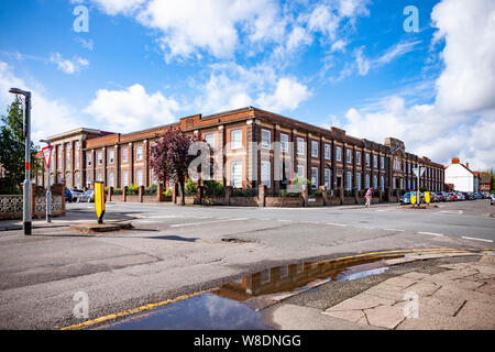 Northampton GROSSBRITANNIEN. 9. August 2019. Wetter. Nach schweren nächtlichen Regen Sonnenschein und blauen Wolken erscheinen am frühen Morgen, was im Regen Pfützen auf Christchurch Straße gegenüber Mobbs Miller Haus, eine alte Schuhfabrik in Büros. Credit: Keith J Smith./Alamy leben Nachrichten Stockfoto