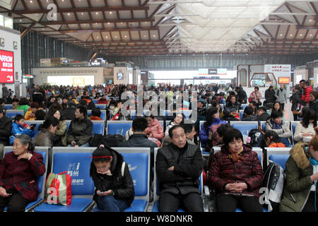 Chinesische Passagiere, die Rückkehr aus dem Chinesischen Neujahrsfest oder Spring Festival Warten am Bahnhof in Suzhou Suzhou Stadt zu arbeiten, East China Stockfoto