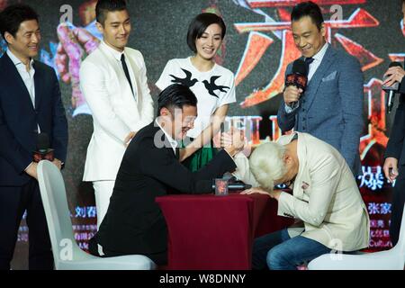 Hong Kong Schauspieler Nick Cheung, vorne rechts, und Shawn Yue arm - bei der Premiere des Films "Helios" in Peking, China, Ringen, 22. April 2015. Stockfoto