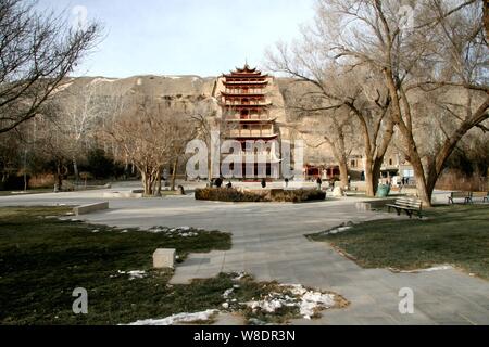 ---- Blick auf die Mogao Grotten oder Mogao Grotten in Dunhuang Stadt im Nordwesten der chinesischen Provinz Gansu, 2. Januar 2008. Die Mogao Grotten, es gibt stat Stockfoto