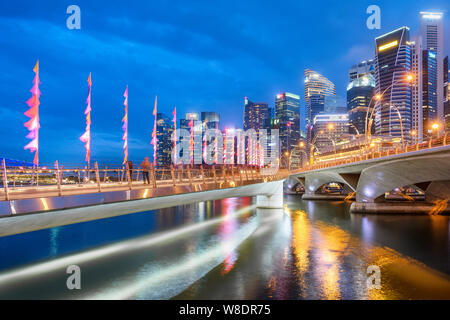 Singapur 27. Januar 2019: mit Blick auf die Esplanade Bridge und die Skyline von Downtown Stockfoto