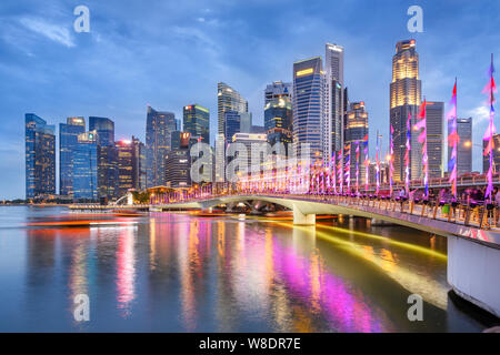 Singapur 27. Januar 2019: mit Blick auf die Esplanade Bridge und die Skyline von Downtown Stockfoto