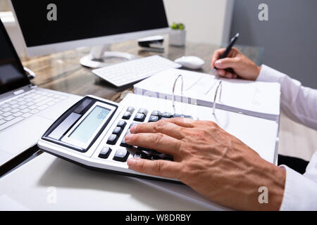 Buchhalter Arbeiten Im Büro auf finanzielle Dokumente Stockfoto