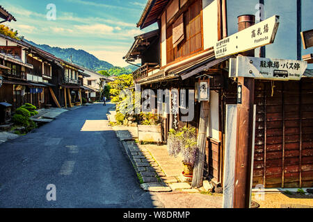 Die Hauptstraße von Tsumago, eine Stadt im Kiso Tal auf der Nakasendo Trail in Japan, gesäumt mit hölzernen Gebäuden, wie sie in der Edo Periode wurden Stockfoto