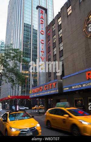 Radio City New York, Blick auf den Eingang zur Radio City Music Hall in der West 50th Street in Midtown Manhattan, New York City, USA Stockfoto