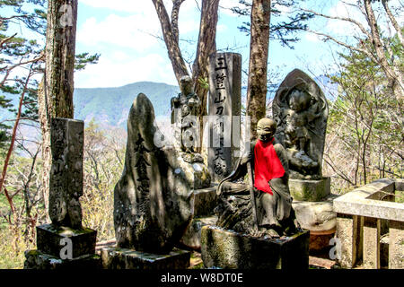 Buddhistische Stein Bilder und Monumente an Ontake Jinja Schrein in Torii Pass in der Nähe von Yabuhara auf der Nakasendo Trail Stockfoto