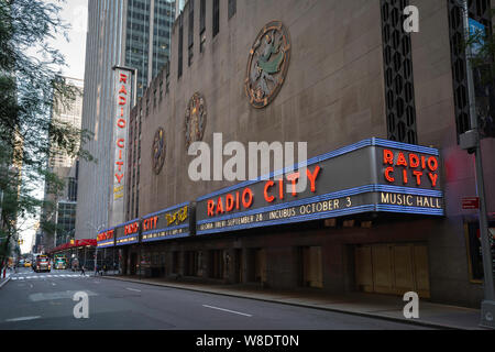 New York Radio City, Blick auf den Eingang zur Radio City Music Hall in der West 50th Street in Midtown Manhattan, New York City, USA Stockfoto