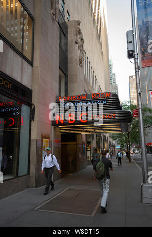 NBC New York, Blick auf den Eingang der West 50th Street zu den NBC-Studios und die Aussichtsplattform "Top of the Rock", Midtown Manhattan, New York City, USA Stockfoto