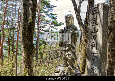 Buddhistische Stein Bild und Denkmal am Ontake Jinja Schrein in Torii Pass in der Nähe von Yabuhara auf der Nakasendo Trail Stockfoto