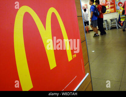 - - - - Kunden sind an einem McDonald's Fast Food Restaurant in Peking, China, 14. Juli 2012. Ein Beijing Firma, Pommes versorgt zu McDonald Stockfoto