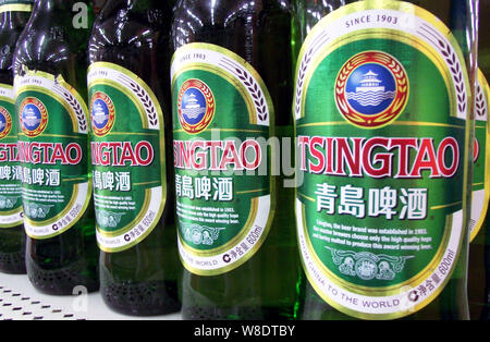 ------ Flaschen Tsingtao Beer Tsingtao Brauerei sind für den Verkauf in einem Supermarkt in Nanjing, Provinz Jiangsu, China vom 5. Juli 2014. Chin Stockfoto