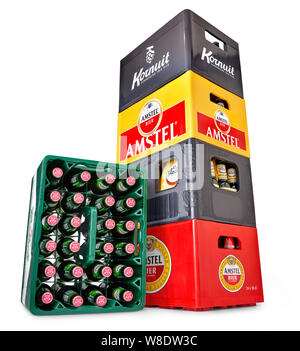 Niederlande, Haarlem - 19-05-2019: kornuit und Grolsch amstel Bier Kisten in einem Studio. Stapel von bierkästen isoliert auf weißem Stockfoto