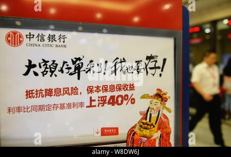 ---- Ein Kunde an eine Werbung in einer Filiale von China CITIC Bank in Hangzhou City, East China Zhejiang provinz, 16. Juni 2015. China Stockfoto