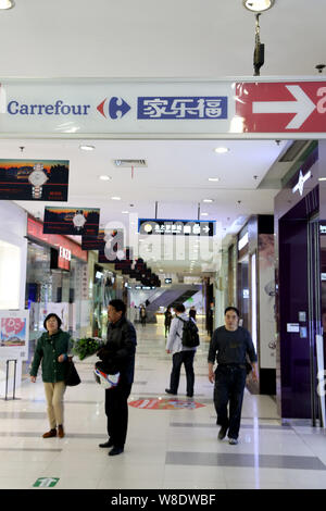 ------ Kunden in einem Supermarkt Carrefour in Shanghai, China, 29. April 2015. Der französische Einzelhändler Carrefour SA sagte Donnerstag (16. Juli 2015), Stockfoto