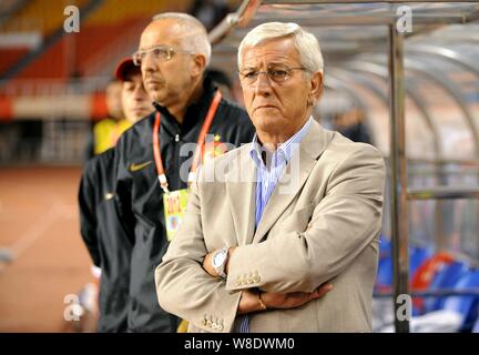 ---- Dann Kopf Trainer Marcello Lippi von Guangzhou Evergrande FC dargestellt wird während der 24. runde Spiel der 2012 chinesischen Fußballverband Sup Stockfoto