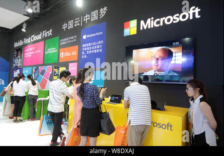 ---- Besucher testen Sie Microsoft Surface Tablet-PCs und Smartphones mit Windows Phone Betriebssystem auf dem Stand von Microsoft installiert während eines Stockfoto