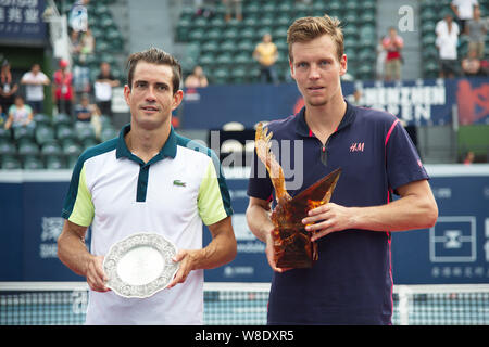 Tomas Berdych der tschechischen Republik, rechts, und Guillermo Garcia - Lopez von Spanien halten Sie Ihre Trophäen nach dem Finale der 2015 Shenzhen Öffnen bei Stockfoto