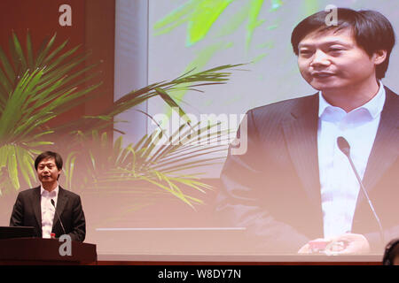 ---- Lei Jun, Vorsitzender und CEO von Xiaomi Technologie, spricht auf ein Forum während der 121-Jahr-Feier für die Wuhan Universität in Wuhan City, Stockfoto