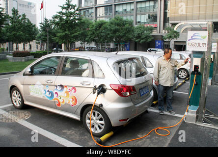 ---- Elektrische Autos werden in einer Ladestation aufgeladen in Peking, China, 23. Mai 2013. China will den Bau eines nationalen Netz zu beschleunigen. Stockfoto